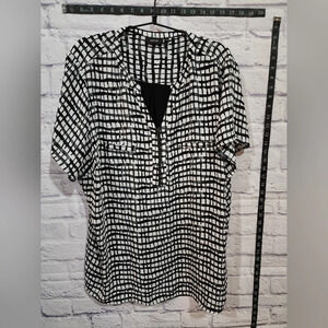 Apt 9 black and white blouse with zipper accent on front Size 2XL